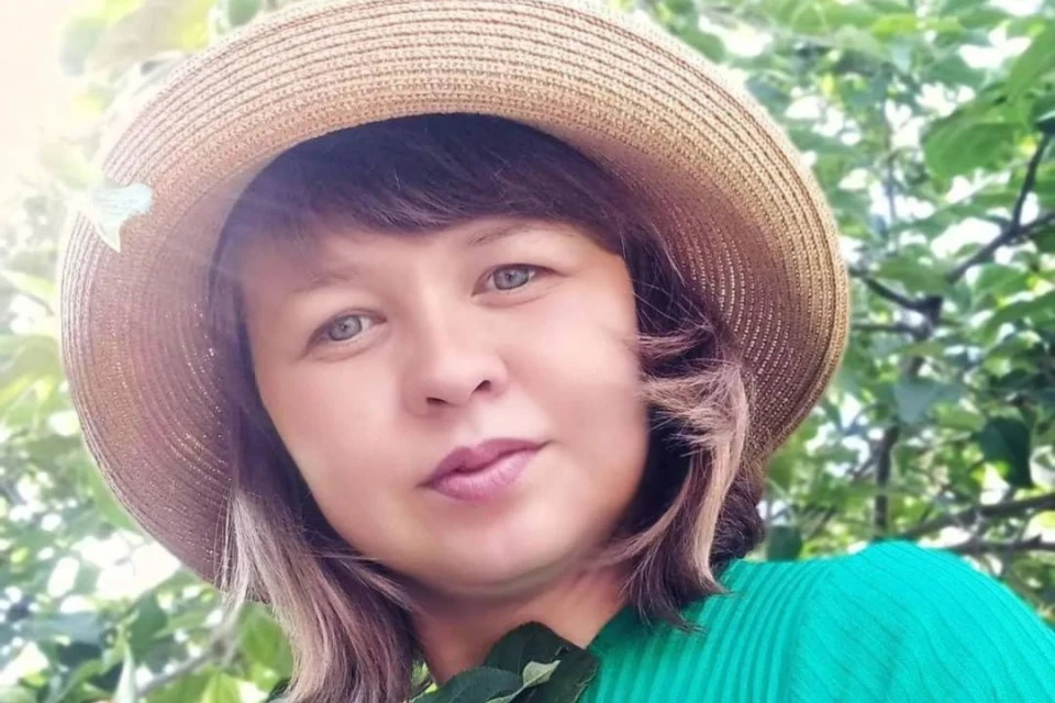 Елена Касаткина спустилась в овощную яму, после чего ее попытался достать отец. Фото: «ВКонтакте»