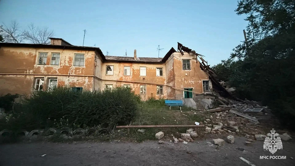 Из-под обломков извлекли тела трёх человек, ещё одну женщину удалось спасти. ФОТО: МЧС России