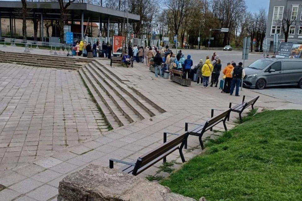 В Нарве собираются очереди из желающих попасть в Россию. Фото: чат, посвященный границе между Эстонией и РФ.