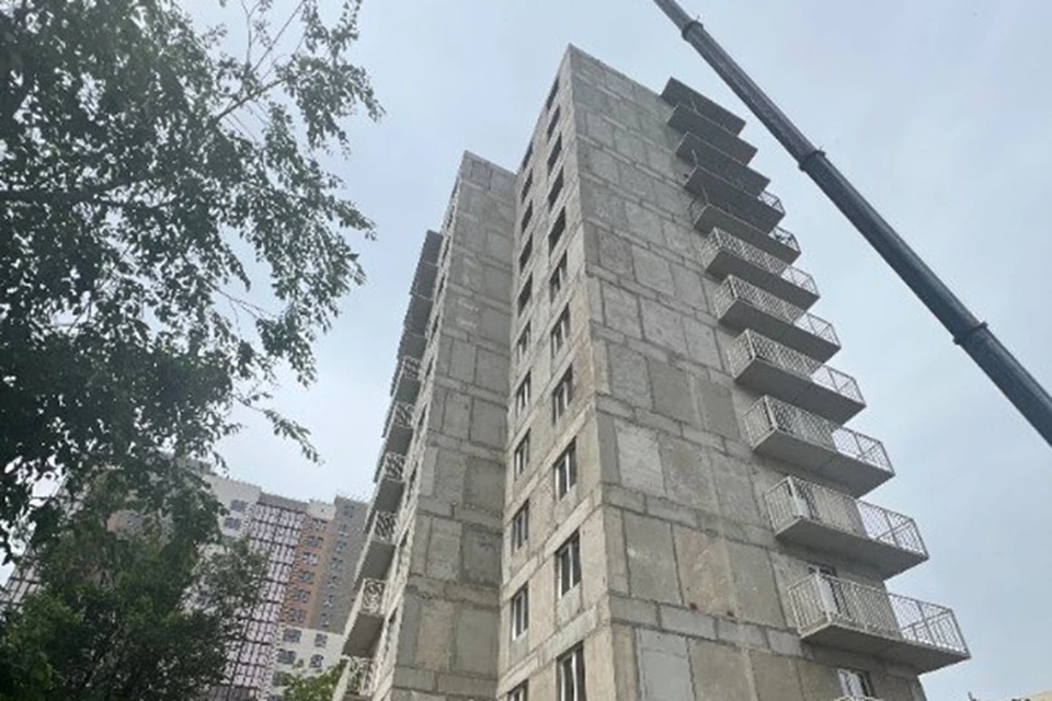 В Мариуполе восстанавливают 14-этажку, пострадавшую от пожаров в 2022 году. Фото: УТНКР