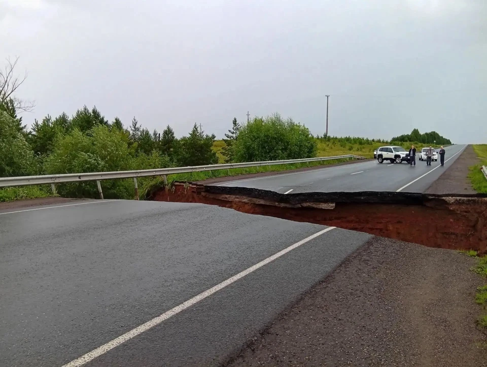 Дорога закрыта, водителей призывают пользоваться объездными путями.