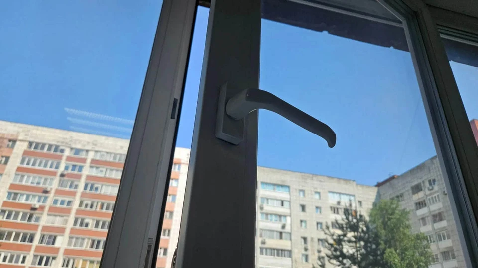 Если в доме маленький ребенок, окно должно быть закрыто.