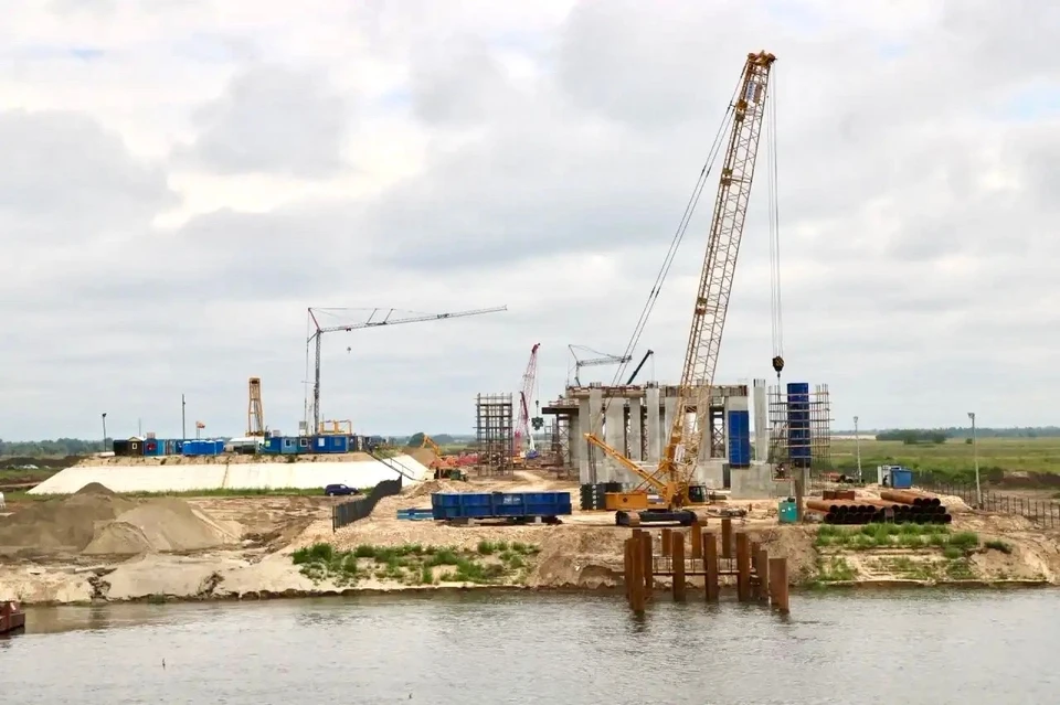 Началось сооружение опор нового моста в русле Оки под Рязанью.