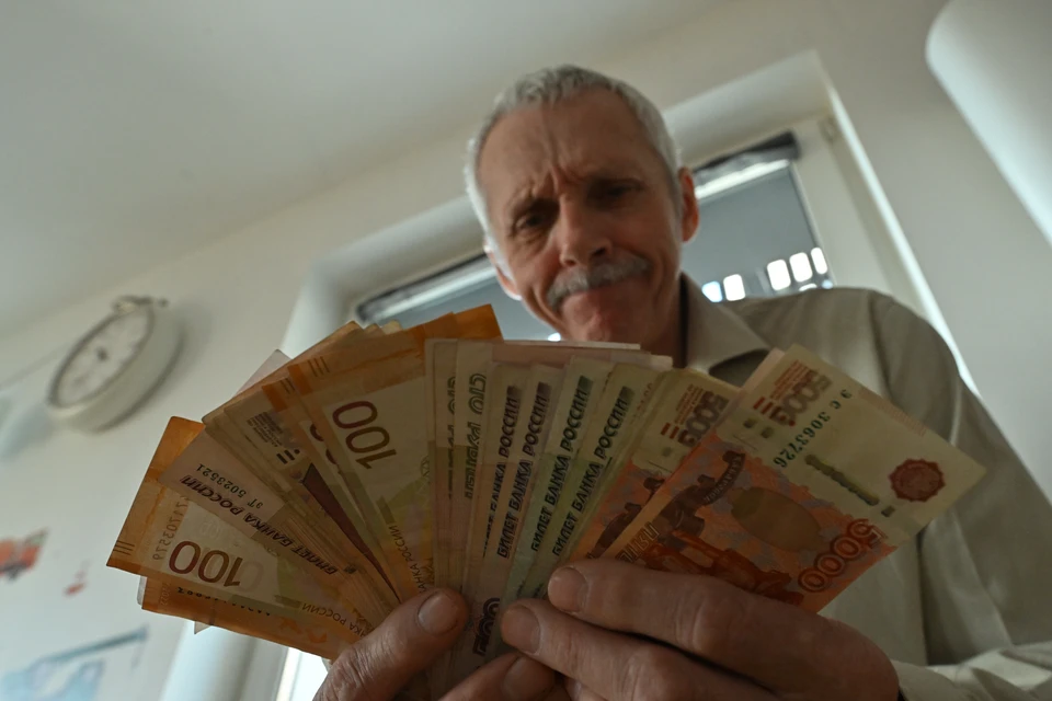 Доплату получают те, чей общий доход оказывается ниже установленного минимума.
