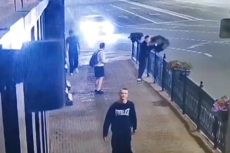 Пока один поднимал тяжелое кашпо и бросал его на дорогу, другие смеялись и снимали на телефон. Фото: камеры наблюдения / администрация г. Челябинска