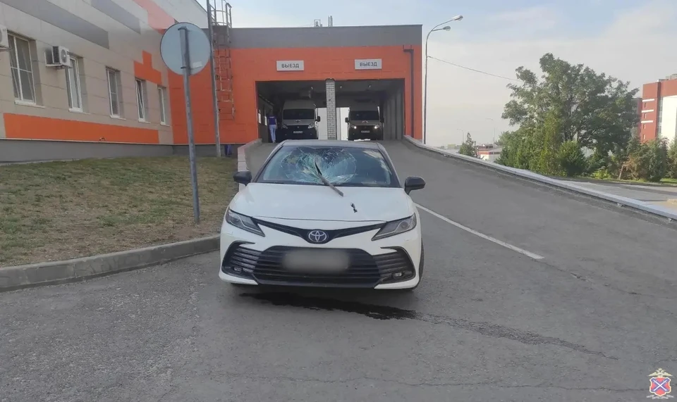 Лом пробил лобовое стекло и врезался в пассажира.