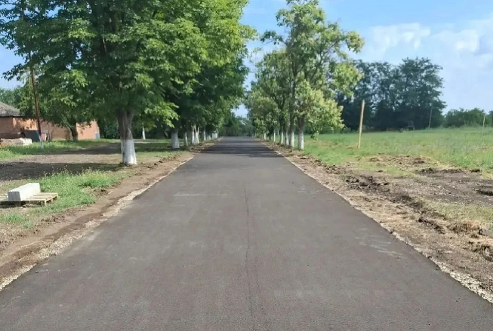 На стадионе появилась беговая дорожка и ведущий к спортивным объектам тротуар. Фото: администрация Новоалександровского округа