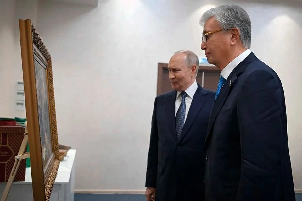 Президент Казахстана Касым-Жомарт Токаев подарил Владимиру Путину на встрече в Омске картину. Фото: akorda.kz
