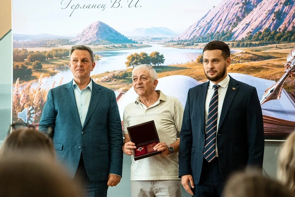 Награда вручена писателю за многолетнюю культурно-просветительную деятельность и вклад в патриотическое воспитание детей и молодежи. Фото: max.ru/makarov_kb