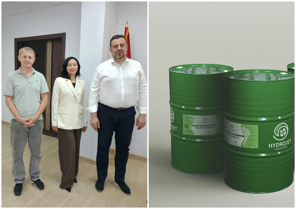 Андрей Борзенок (на фото - слева) на встрече на заводе.