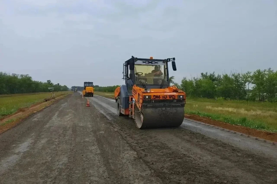 Дорожные рабочие выполняют восстановление дорожной одежды методом холодной регенерации