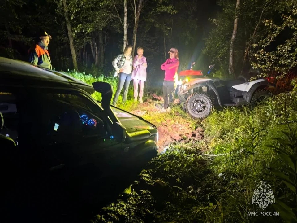 На Камчатке спасли трех женщин, застрявших на машине в лесу Фото: МЧС Камчатки