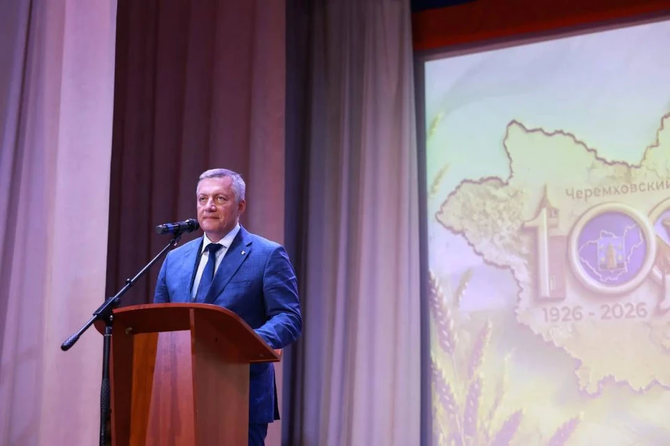 Губернатор посетил тематическую выставку, вручил местным жителям почетные грамоты и благодарности.