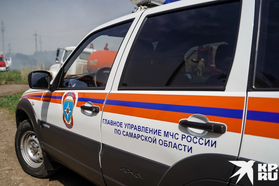 На месте происшествия работают пожарные расчеты.
