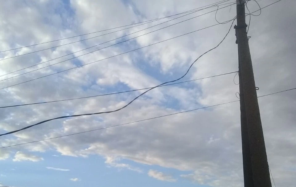 В поселке Октябрьский повреждена линия электропередачи.