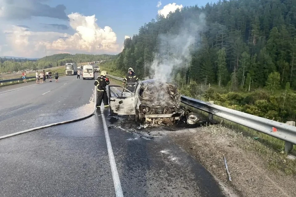 На выезде из Красноярска после столкновении влобовую погиб водитель. Фото: МВД