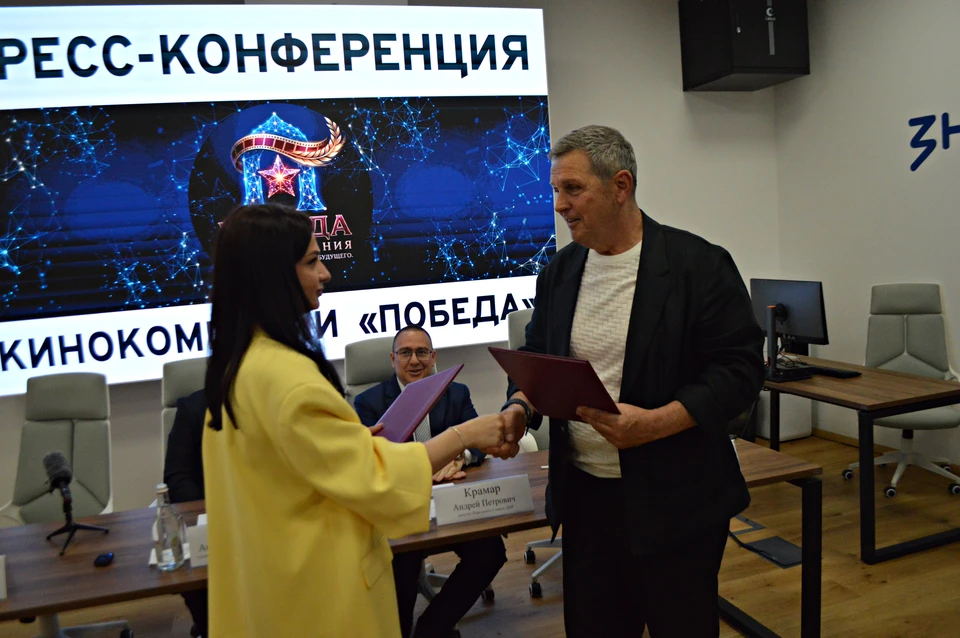 Министр культуры ДНР Михаил Желтяков и директор кинокомпании «Победа» Кристина Сотникова скрепили Соглашение рукопожатием