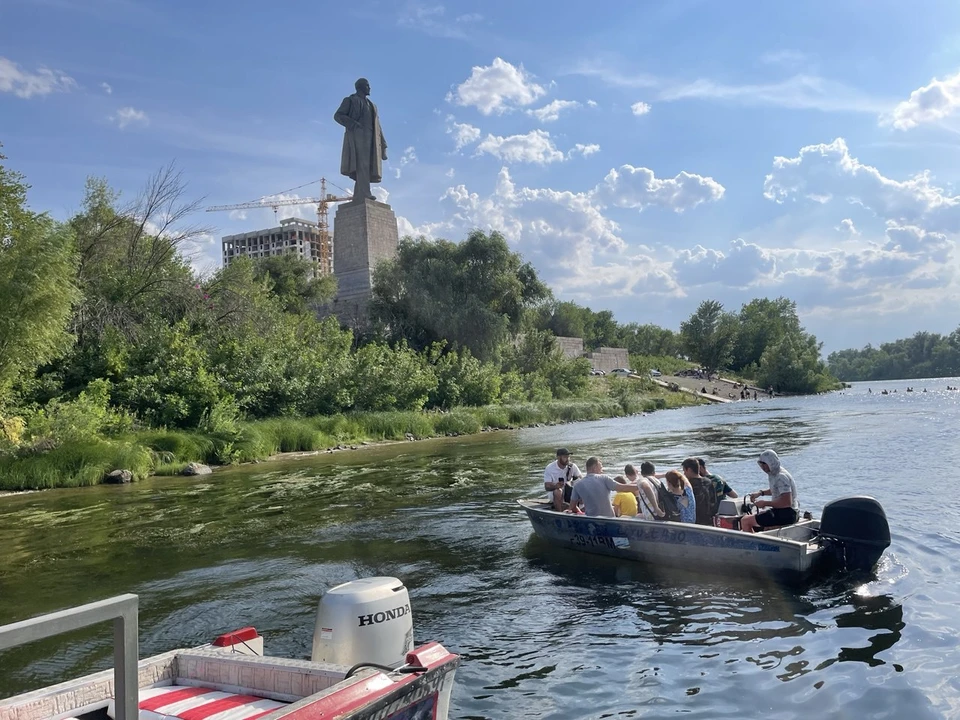 Переправиться на косу от памятника Ленину можно только на лодке. Дети решили доплыть сами.