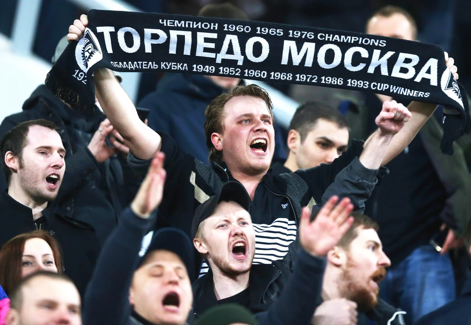 Если вы решили болеть за «Торпедо», начнем с такой «кричалки»: «Весь шар земной восхищён твоей игрой, непобедимый и легендарный наш чёрно-белый клуб родной!». Фото: Артем КОРОТАЕВ/ТАСС.