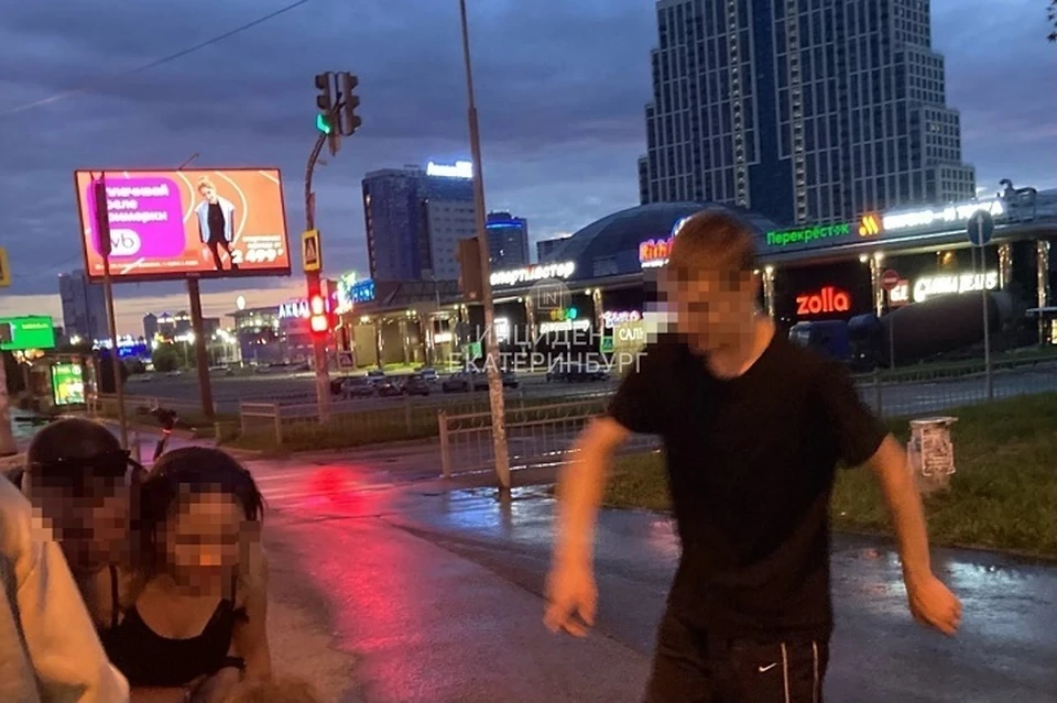 Пострадали два парня и девушка. Фото: канал «Инцидент Екатеринбург»
