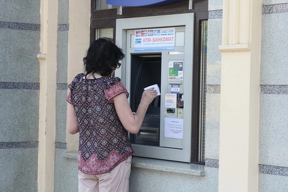 В течение нескольких недель женщина обналичивала сбережения