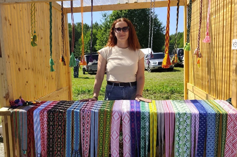 Анна Александровна признаётся, что в каждом изделии живёт не просто нитка, а частичка родовой памяти. Фото: личный архив героини публикации.