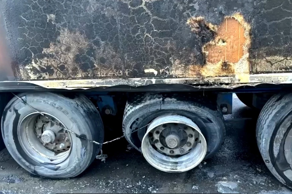 У грузовика загорелось колесо. Скриншот видео ЛУ МВД России по Алтайскому краю