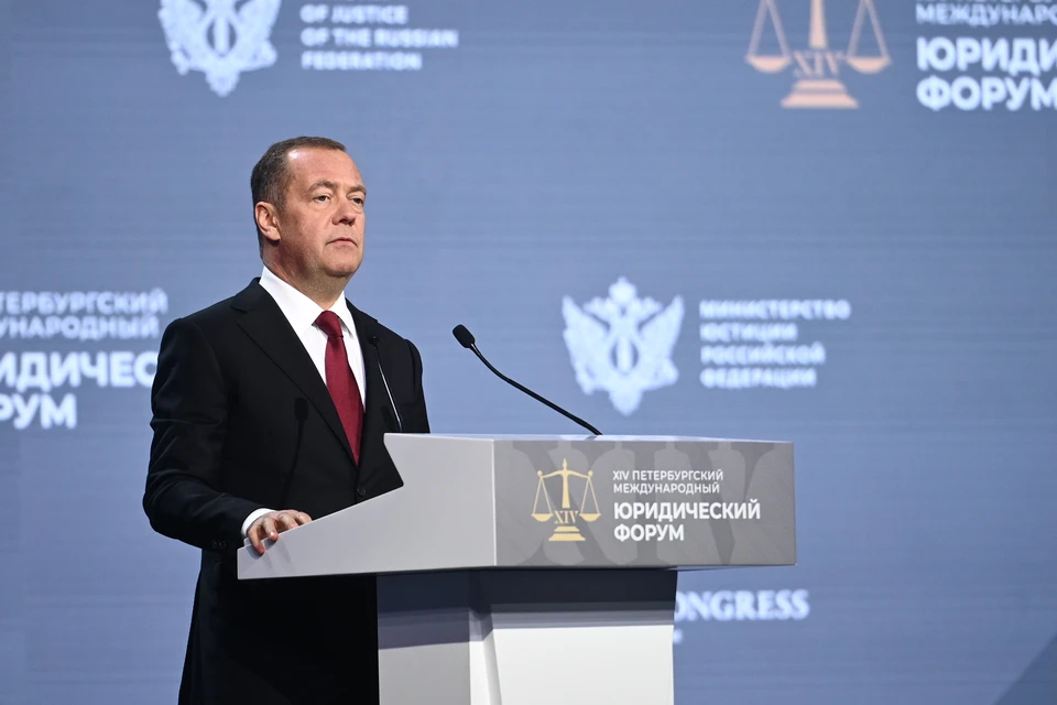 Медведев считает, что Зеленский близок к завершению политической карьеры