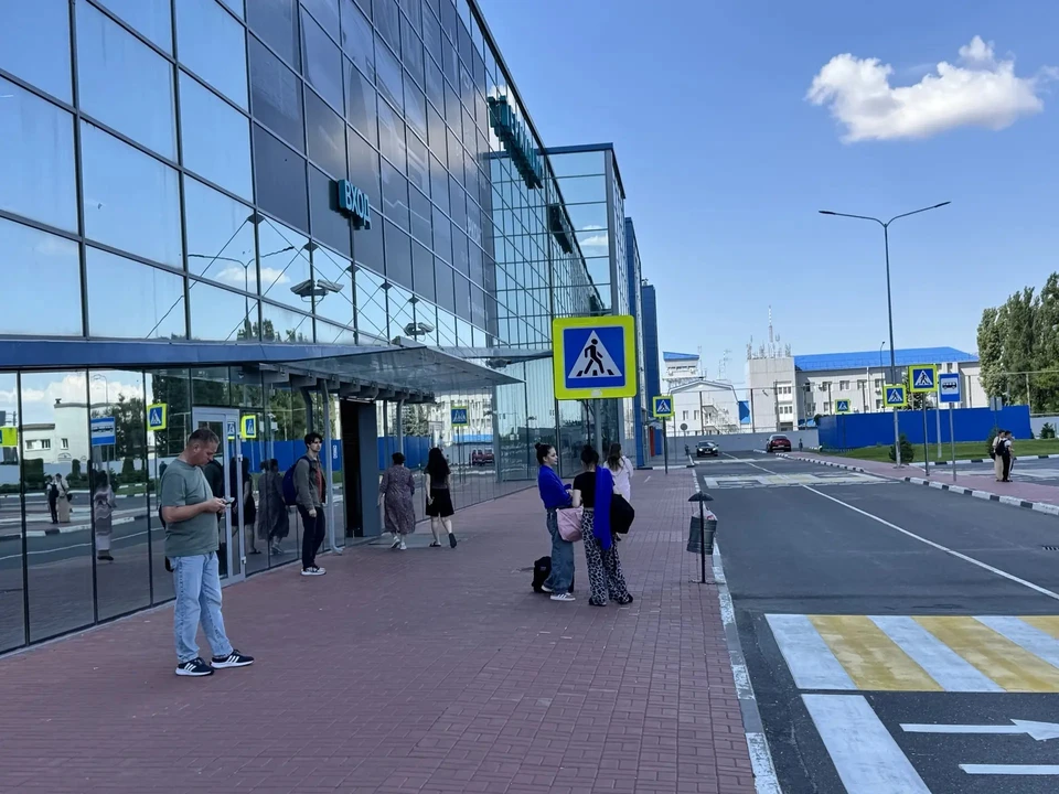 В Волгограде аэропорт не закрывали, но рейсы массово задерживаются.
