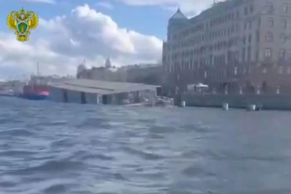 Ресторан на теплоходе частично ушел под воду в Петербурге. Фото: СЗТП