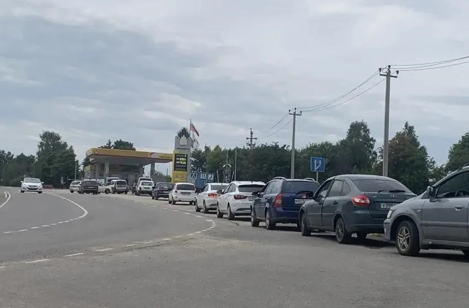 Бензина на всех не хватает, очереди из автомобилей растут.