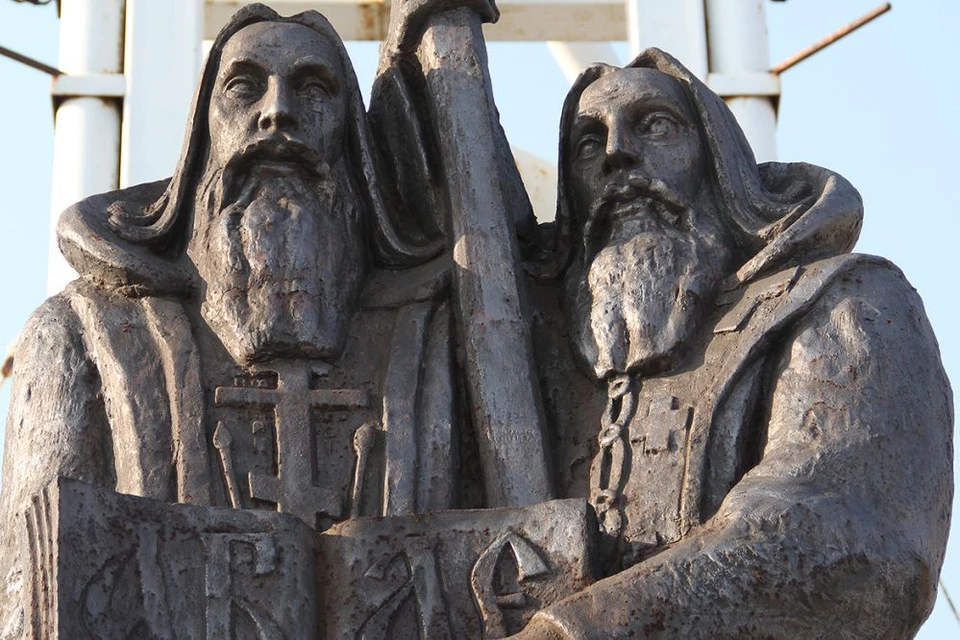 Скульптуру бережно хранят до завершения строительства на сопке.