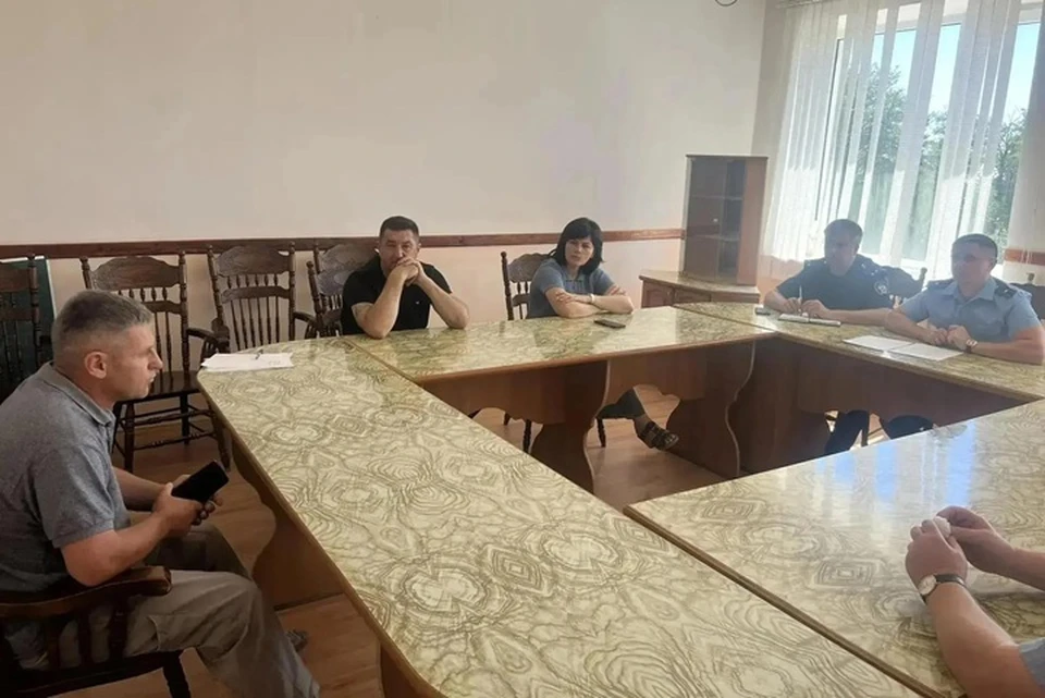 Руководитель прокуратуры Каховского района выслушал жалобы граждан напрямую на рабочем месте. Фото: прокуратура Херсонской области