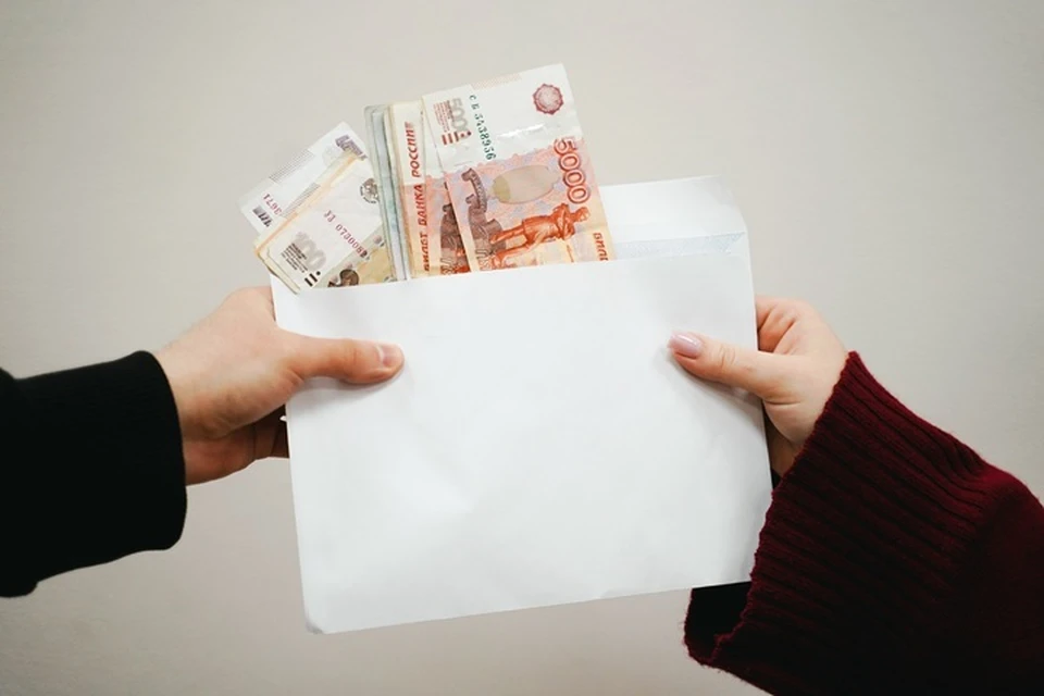 На производстве химических веществ и химических продуктов высококлассным специалистам готовы заплатить до 223 882 рублей
