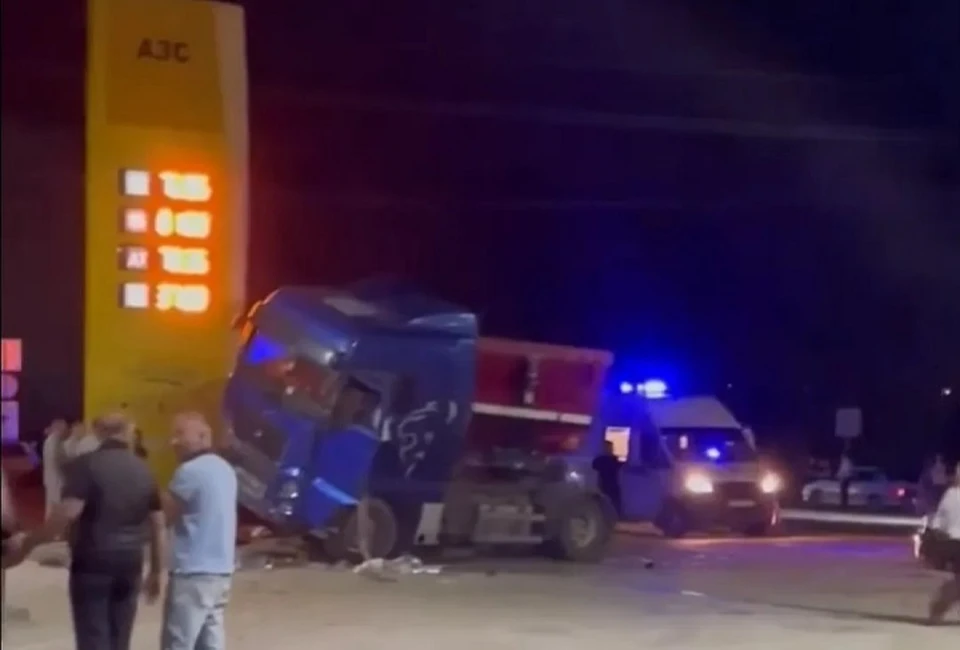 Фура въехала в автомобилей на АЗС. Фото: скриншот видео
