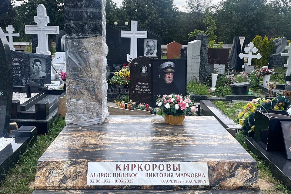 Филипп Киркоров установил памятник на могиле папы и мамы. Официальное открытие — 9 сентября. Пока завершается монтаж.