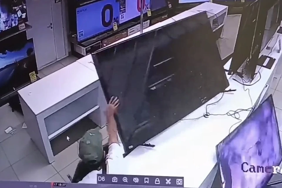 Мужчина снес 15 телевизоров Фото: кадр из видео