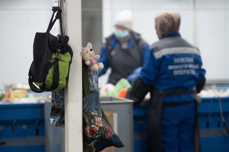 На выездах специалисты собрали 10 люминесцентных ламп и один медицинский термометр.