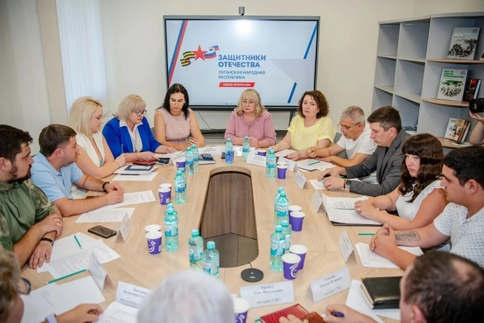 В Луганске прошел круглый стол по социальному сопровождению ветеранов СВО. ФОТО: Правительство ЛНР