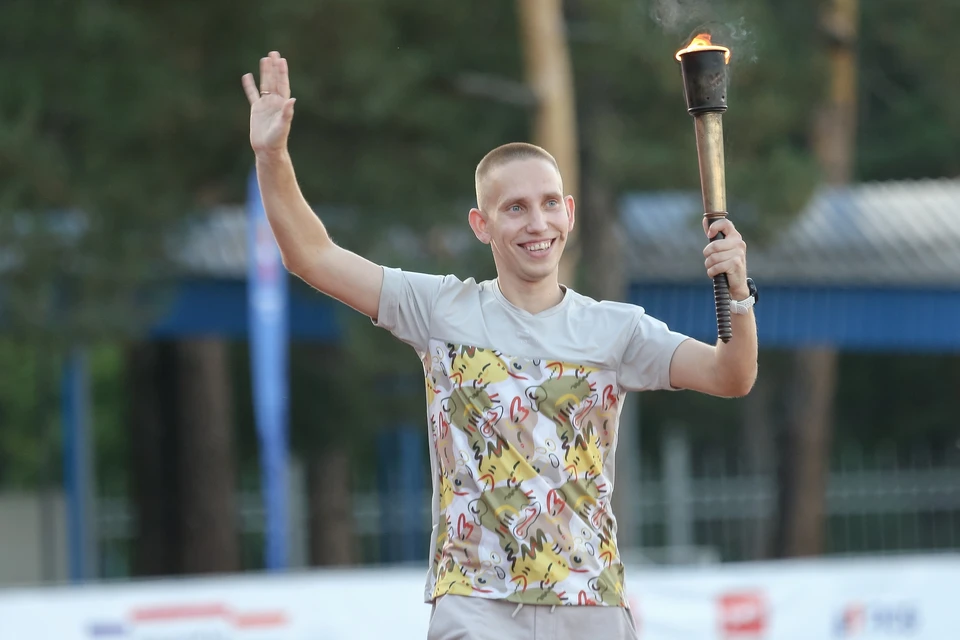 В 2023 году Василий Мизинов зажигал огонь чемпионата России по легкой атлетике в Челябинске. Фото: Минспорт Челябинской области.