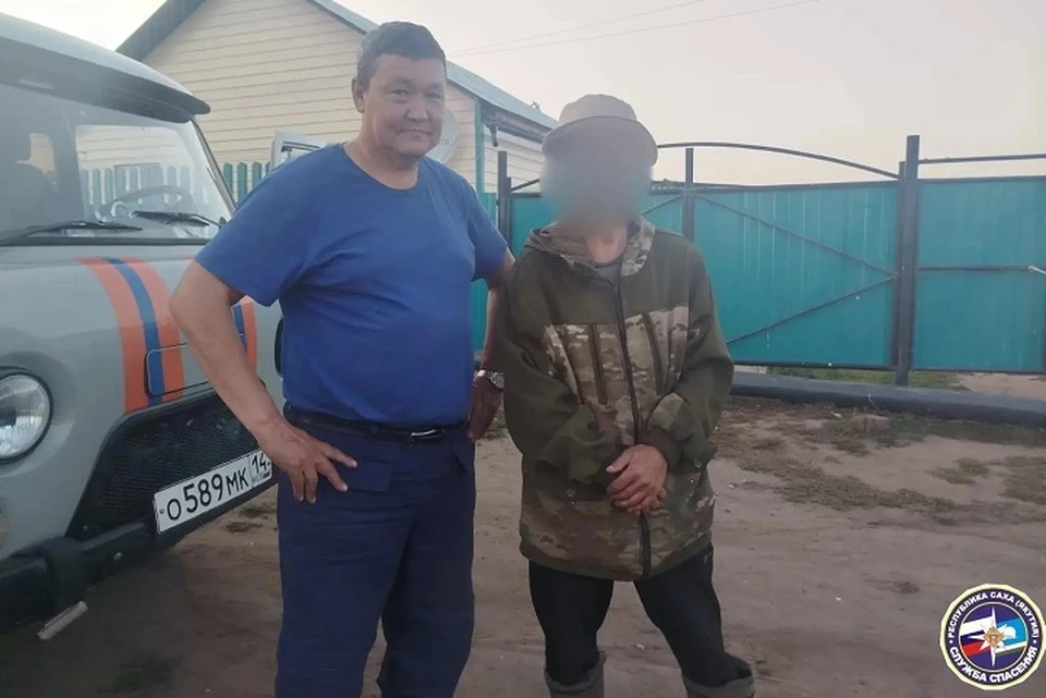 На пути домой мужчине невероятно везло - то наткнулся на охотничью избушку, то нашел новые сапоги. Фото: Служба спасения Якутии