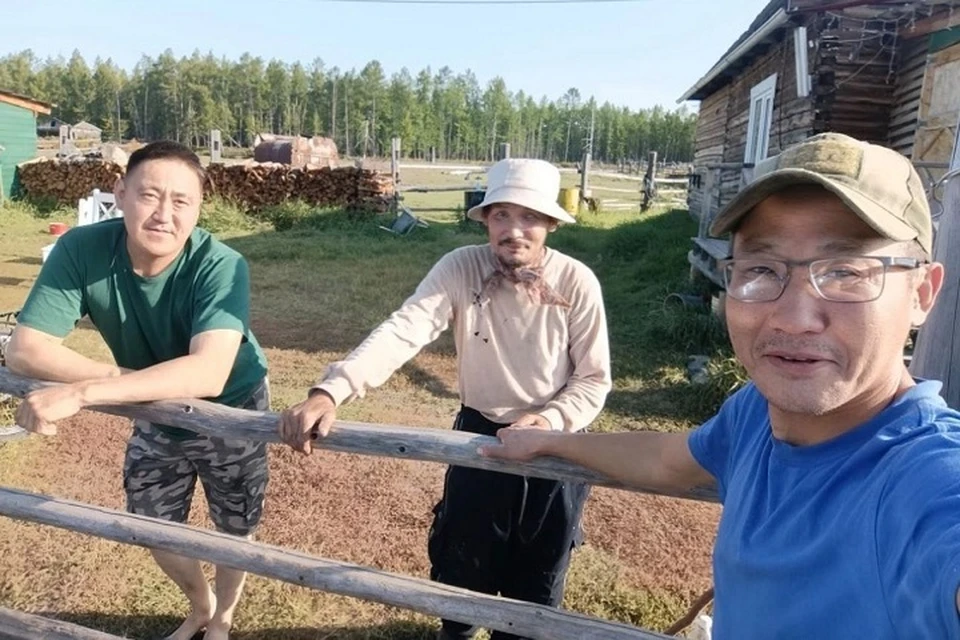 Владимир (в центре) выбрался из тайги сам. Фото: глава Нюрбенского района