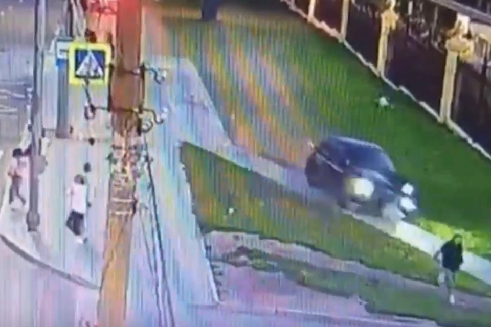 Машина влетела в остановку в Нижнем Новгороде, момент попал на видео, фото: Кадр из видео