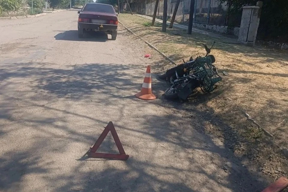 В поселке Великая Лепетиха около 8:10 24 августа произошло ДТП с участием автомобиля «ВАЗ-21099» и электровелосипеда Kugoo Kirin. Фото: ГУ МВД России по Херсонской области