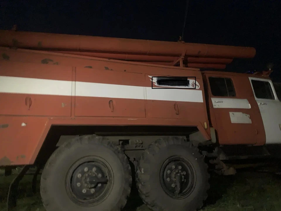 Пожар на Чумичова тушили 26 огнеборцев с помощью восьми единиц техники.
