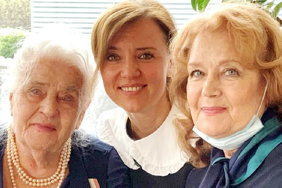 Ирина Алферова с мамой и дочкой