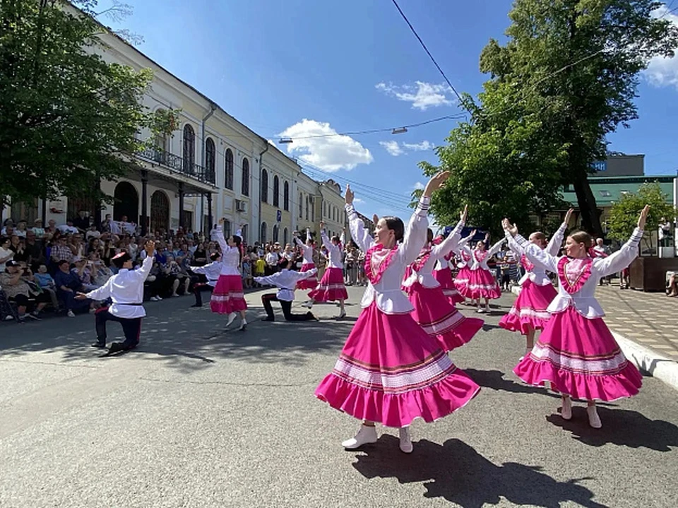 На прогулочной Спасской лето проводят концертом и детским праздником. Фото: Пресс-центр Правительства Кировской области.