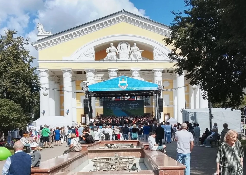 Семейный фестиваль и хоровой концерт собрали калужан на Театральной площади в День города.