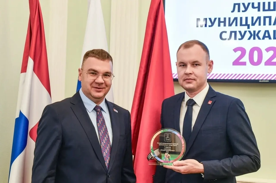 Мэр Перми Эдуард Соснин вручает Илье Пищальникову статуэтку за победу в конкурсе «Лучший муниципальный служащий администрации города Перми» 2025 года. Фото: администрация Перми