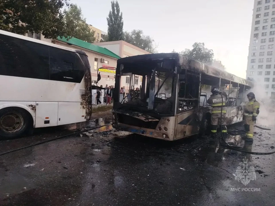 Огнем был поврежден рядом стоящий автобус «HIGER»